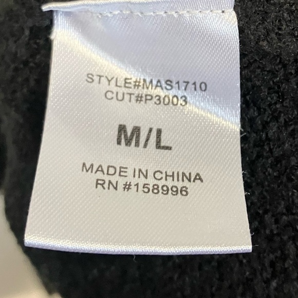 🌸 3/$20 Aaron & Amber Sweater - Picture 3 of 8